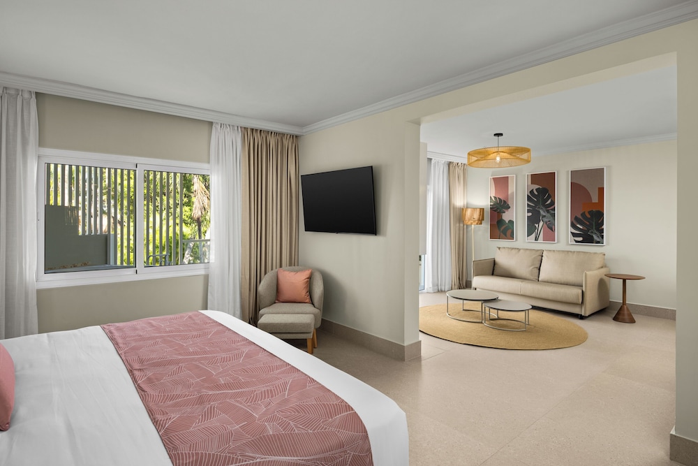 Junior Suite, 1 King Bed With Sofa Bed (tropical View | Club)