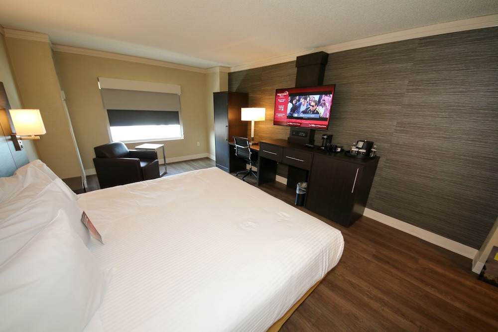 Sunset Tower, 1 King Bed - Photo 2