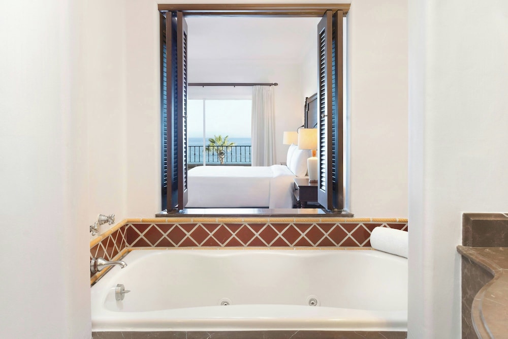 Suite, 1 Bedroom, Oceanfront thumbnail 5