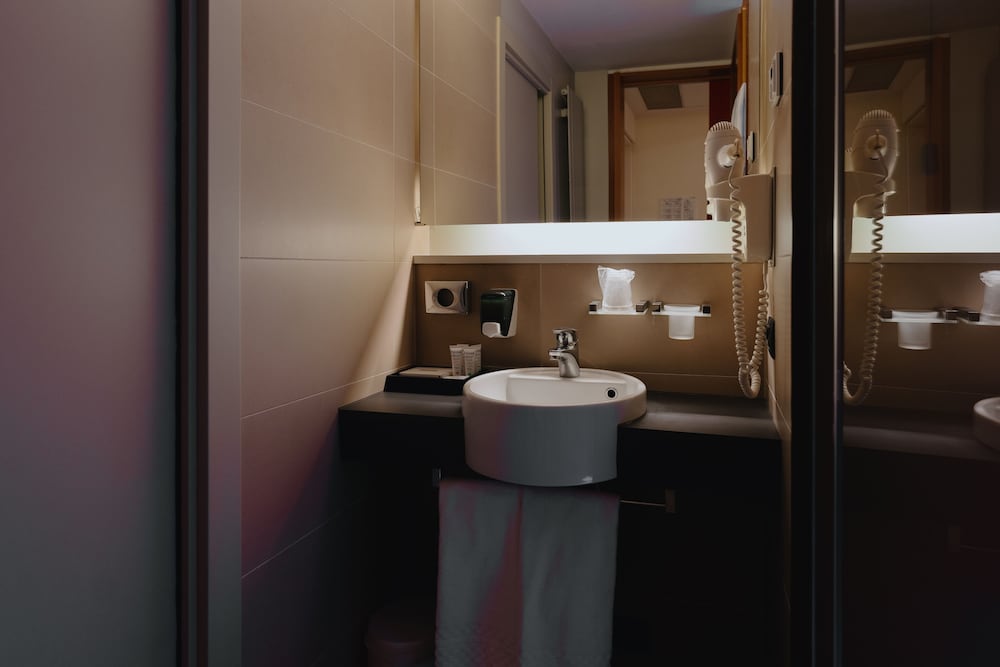 Superior Double Room Single Use thumbnail 5