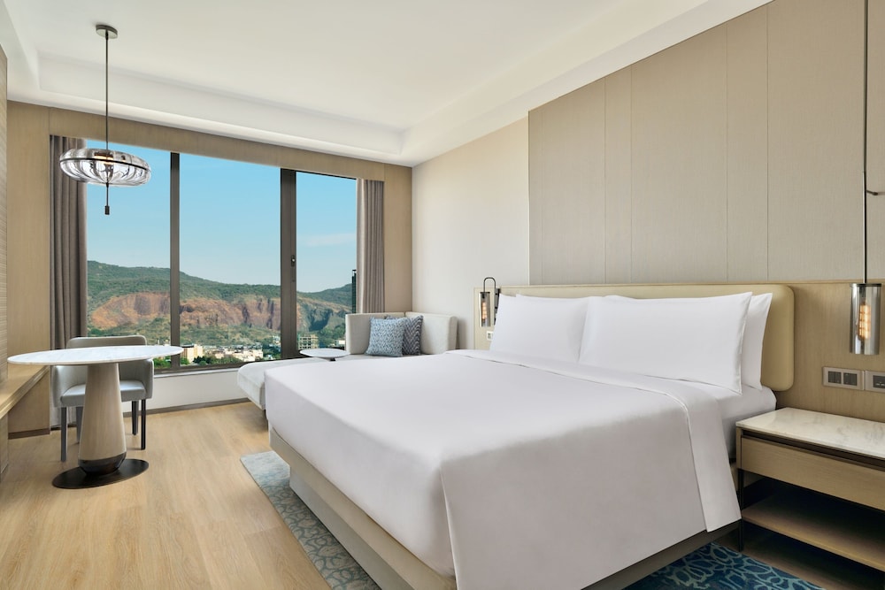 Room, 1 King Bed, Hill View photo 1