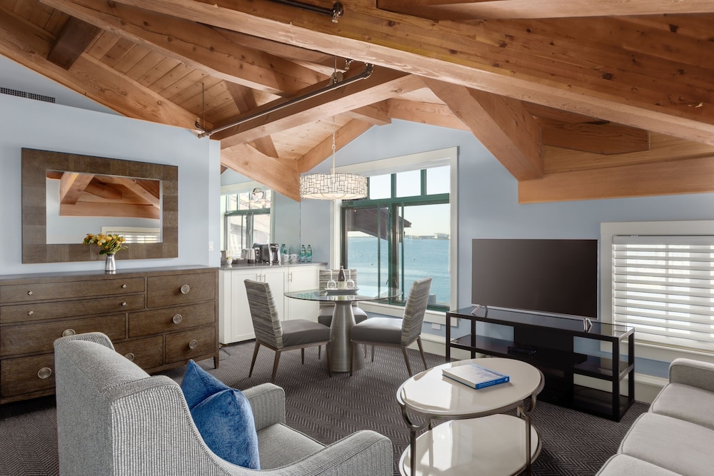 Corner Room 1 King, with Sofa Bed, Harbor View photo 1