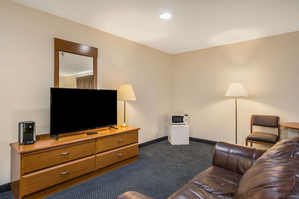 Suite, 1 King Bed, Accessible, Non Smoking - Photo 3