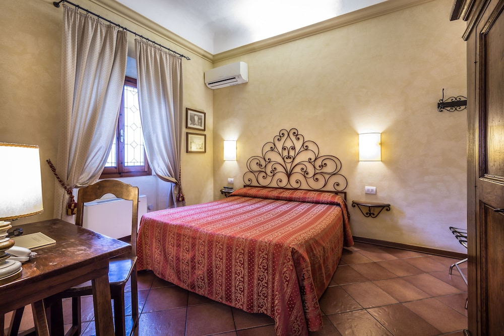 Standard Double or Twin Room photo 1