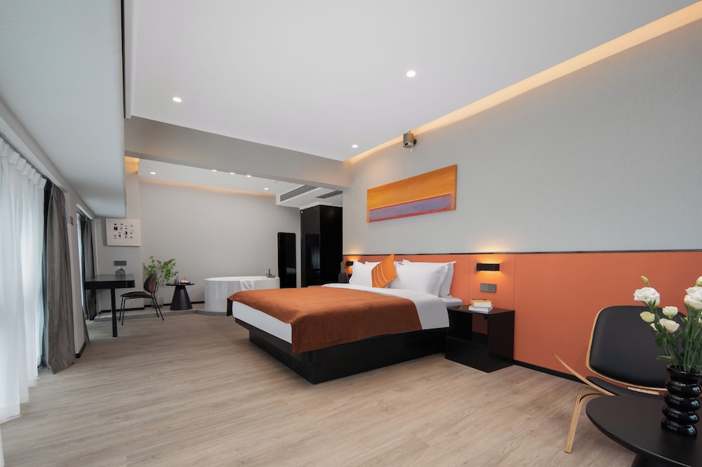 Studio Suite, City View