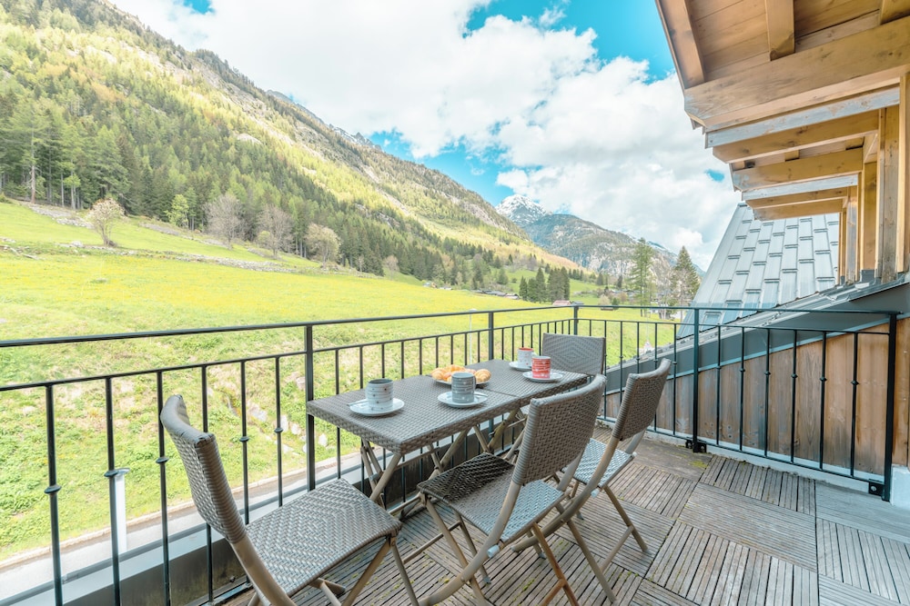 Family Apartment, Multiple Bedrooms, 2 Bathrooms (Vallorcine Loriaz 44 ski in / ski out)