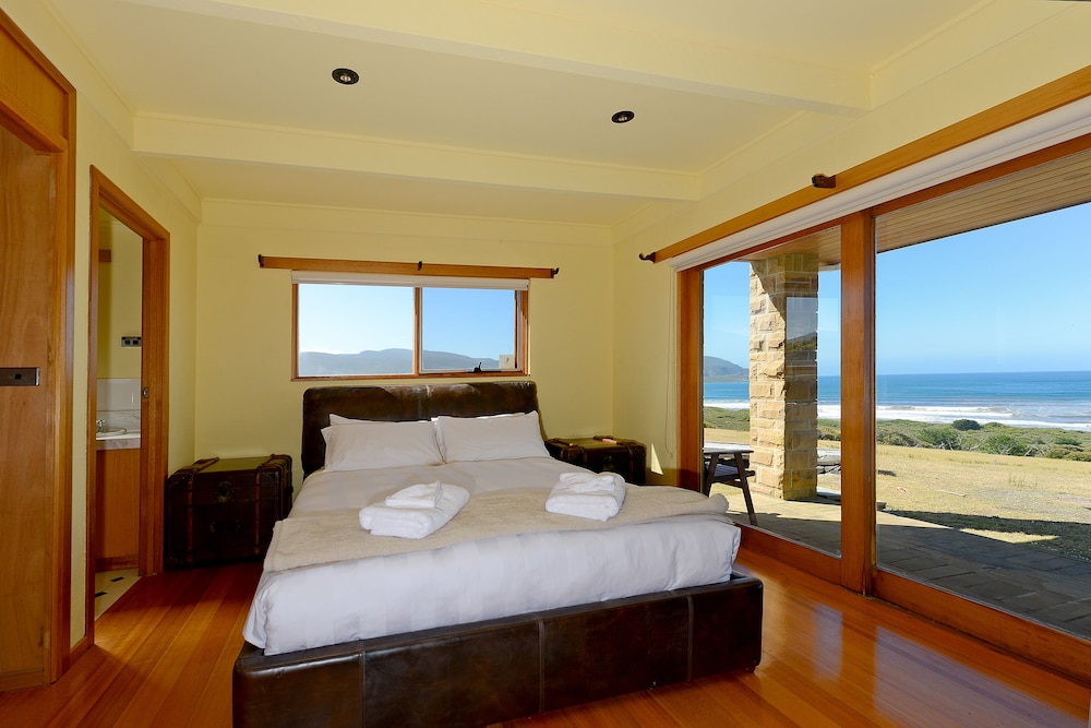 Panoramic House, 3 Bedrooms, Ocean View, Beachfront photo 1