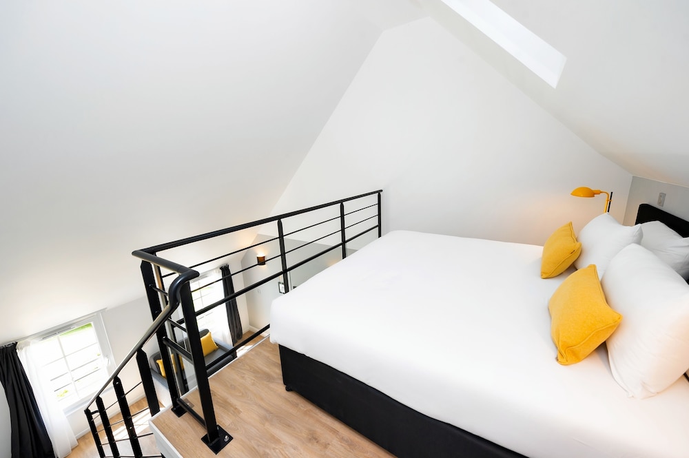 Duplex, 1 Bedroom - Photo 2