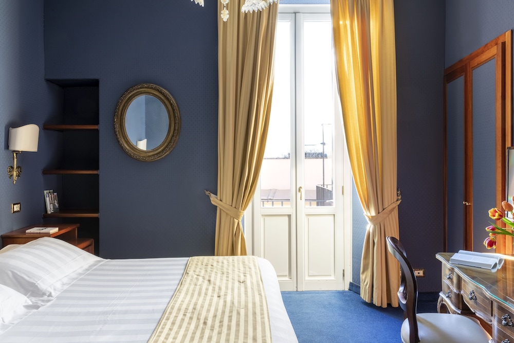 Superior Double or Twin Room, Balcony thumbnail 6