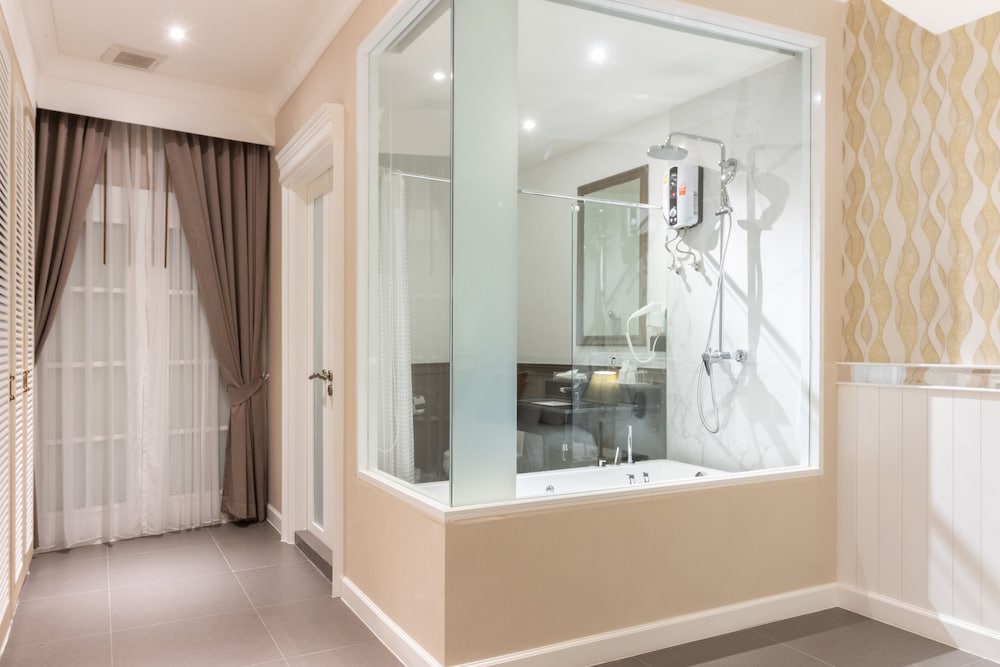 Grand Deluxe with Bathtub photo 2