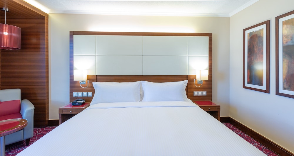 Standard Room, 1 King Bed, Club Lounge Access - Photo 4