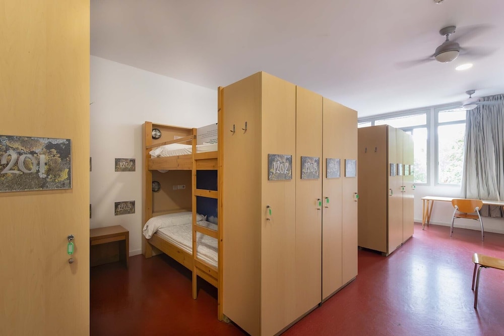 Dormitorio compartido, solo mujeres, baño privado 10 camas