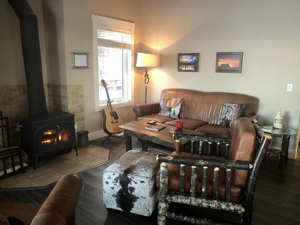 Comfort Cabin, 2 Bedrooms, Hot Tub, Lake View photo 3