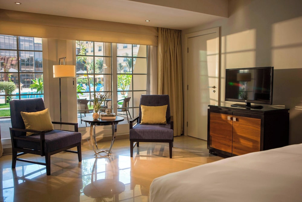 Family Room, 1 King Bed, Pool View thumbnail 6