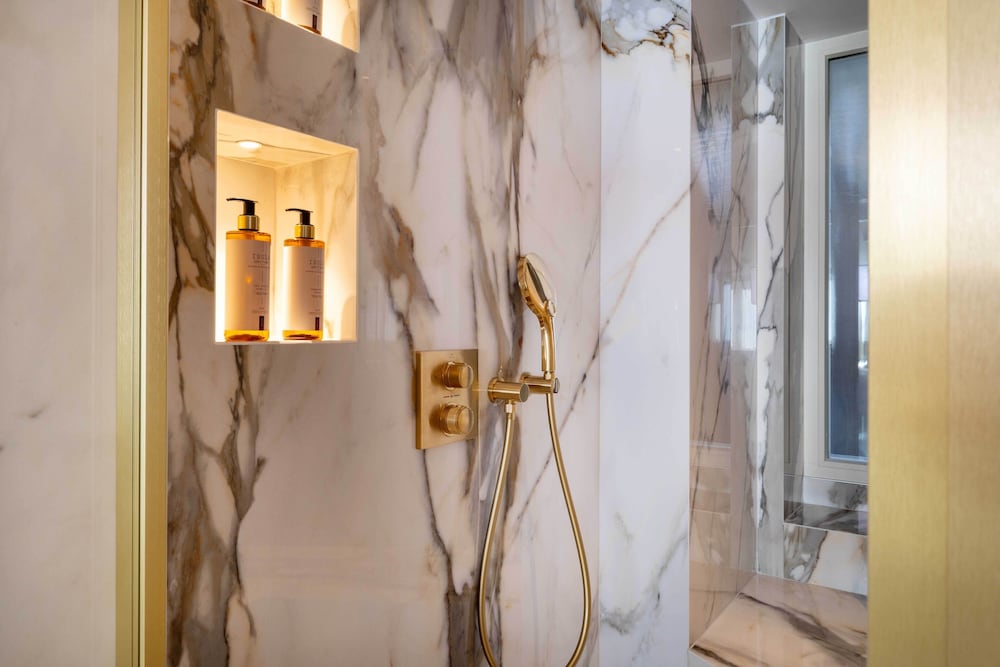 Signature Suite thumbnail 5