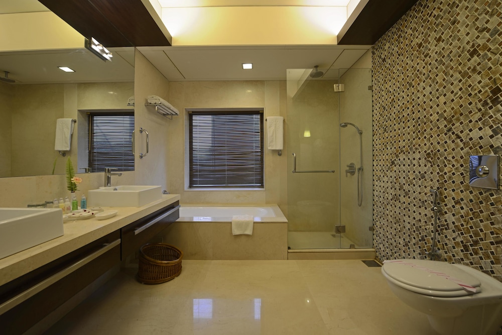 Junior Suite, City View, Garden Area thumbnail 6