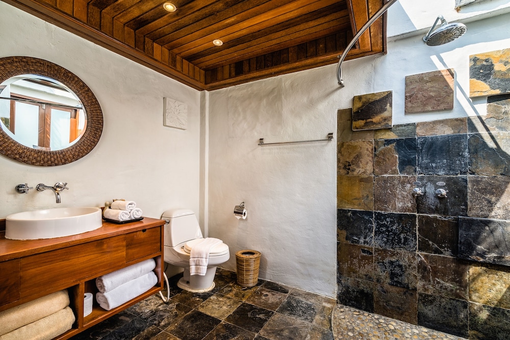 Beachfront Pool Suite - Photo 9