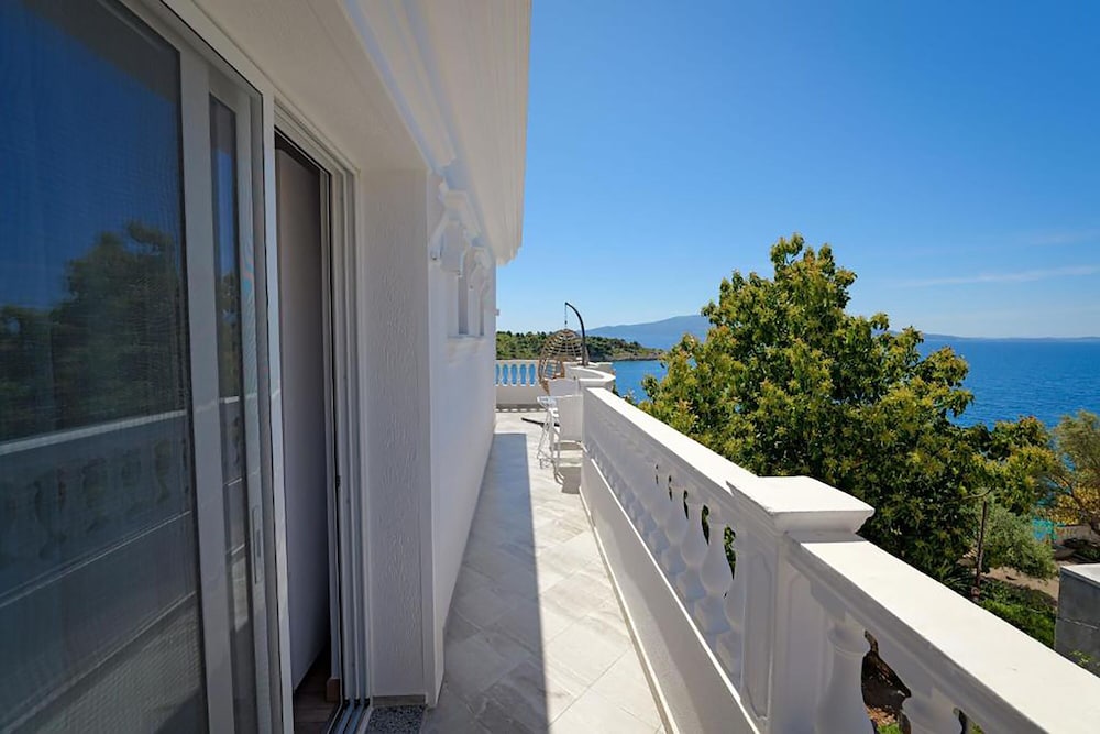 Deluxe Triple Room, Partial Sea View