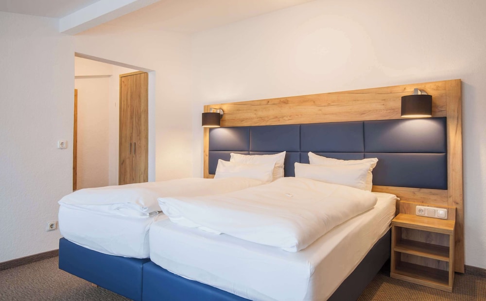 Business Room, 2 Twin Beds (with Sofabed) photo 3