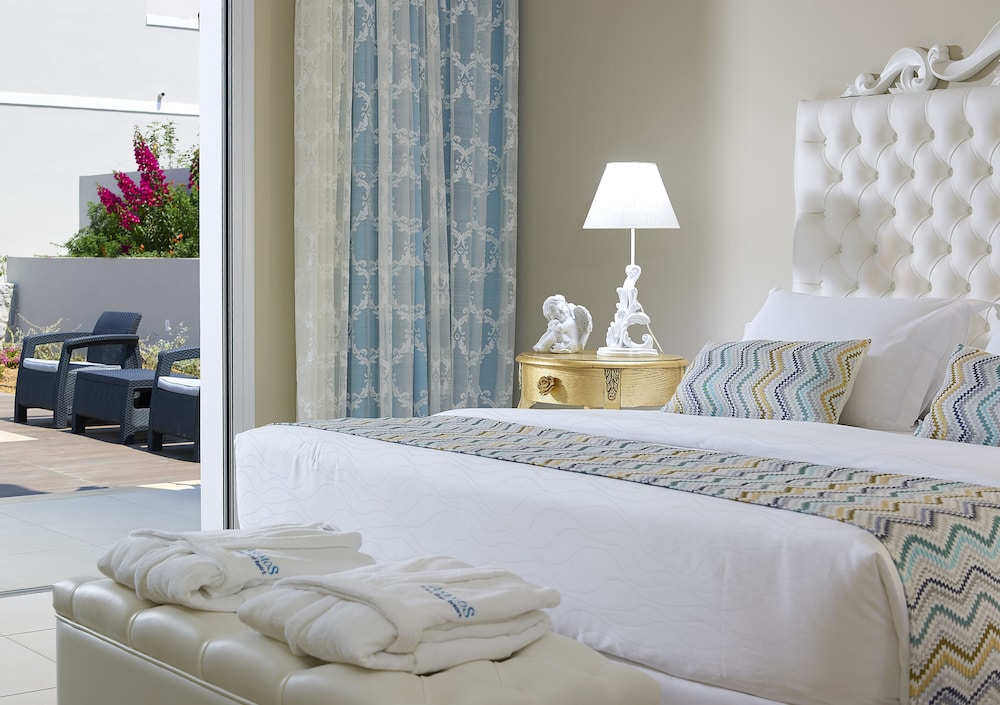 Deluxe Double Room (Shared Pool)