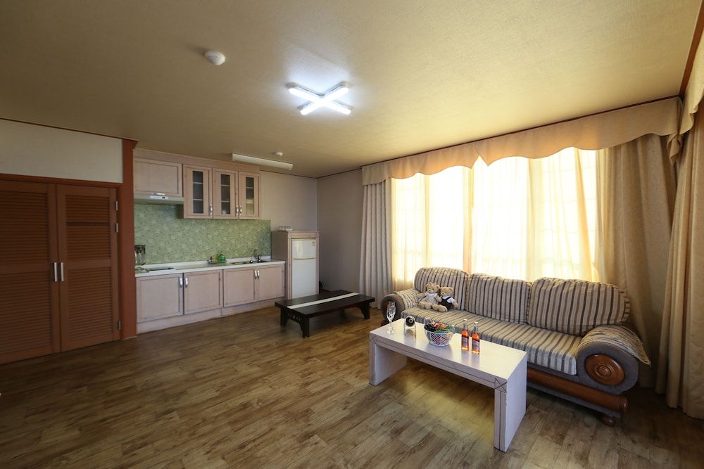 Family Room (23PY, extra person fee over 6 People) photo 3