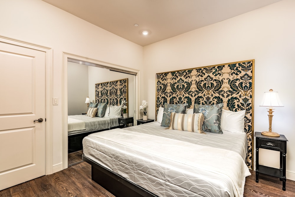 Luxury Condo 403