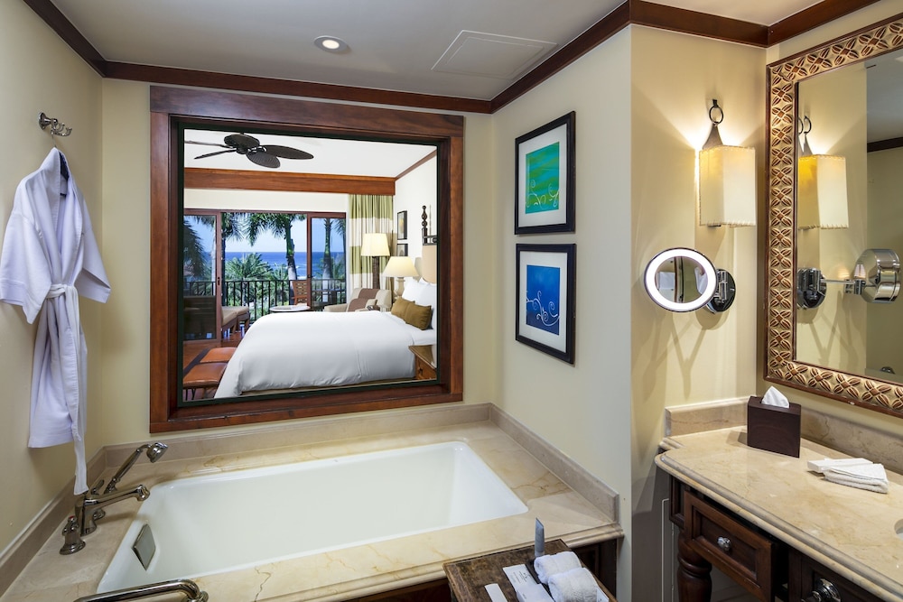 Deluxe Room, 1 King Bed, Balcony - Photo 9