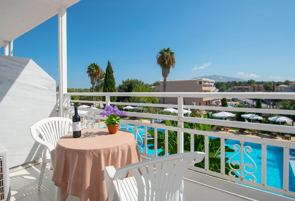 Standard Triple Pool View Room