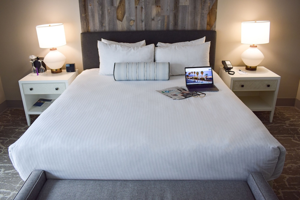 Signature Room, 1 King Bed - Photo 2