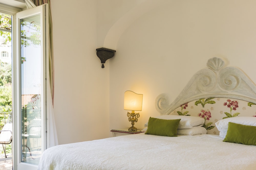 Superior Double or Twin Room, Terrace, Partial Sea View photo 2