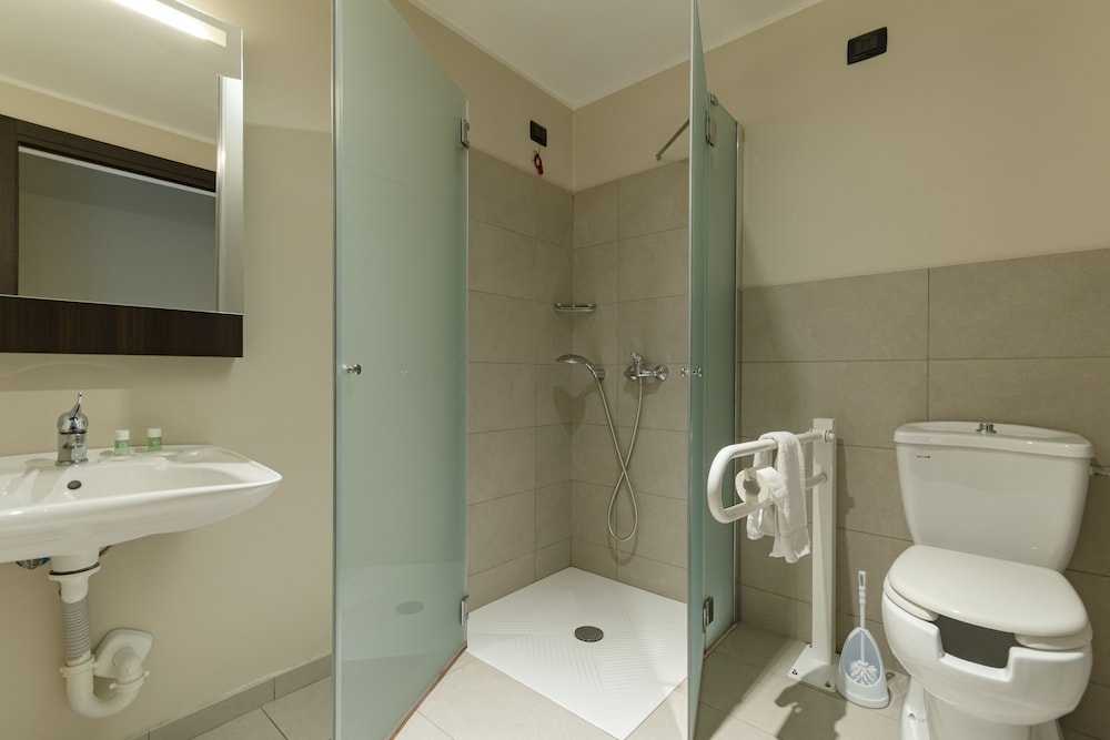 Double Room, Accessible, Non Smoking thumbnail 6