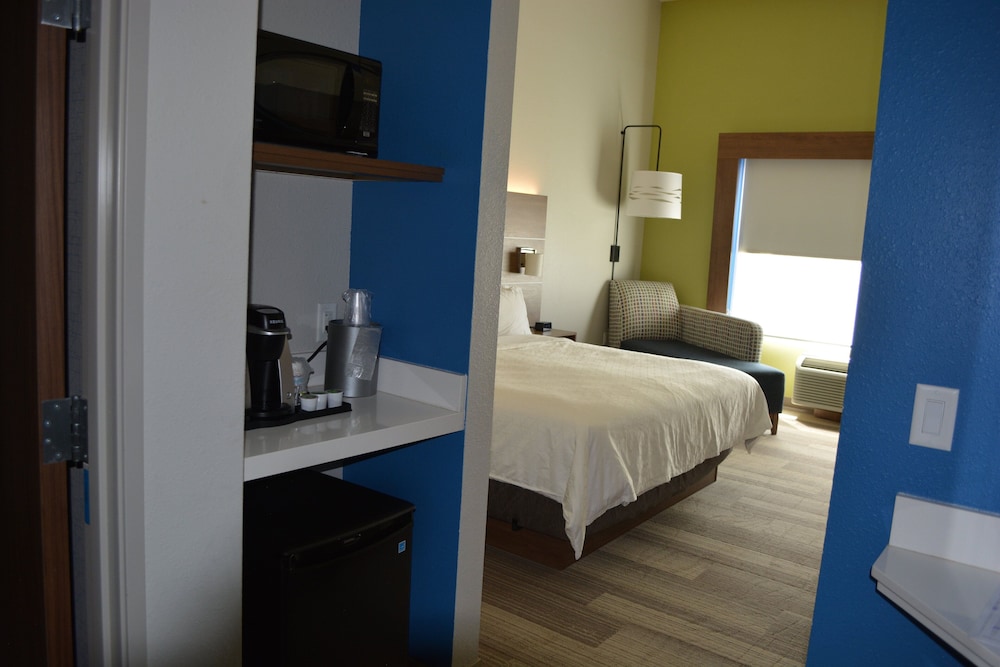 Standard Room, 1 King Bed, Accessible (Hearing) photo 3