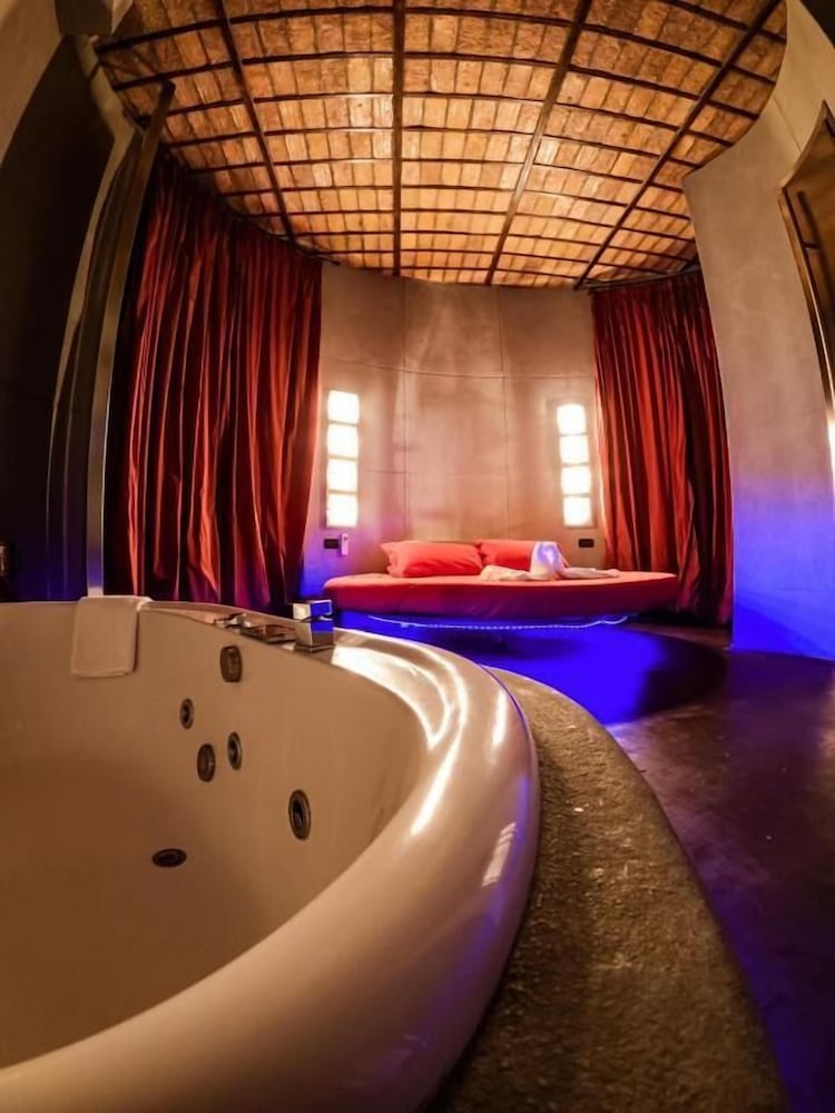 Honeymoon Suite photo 1