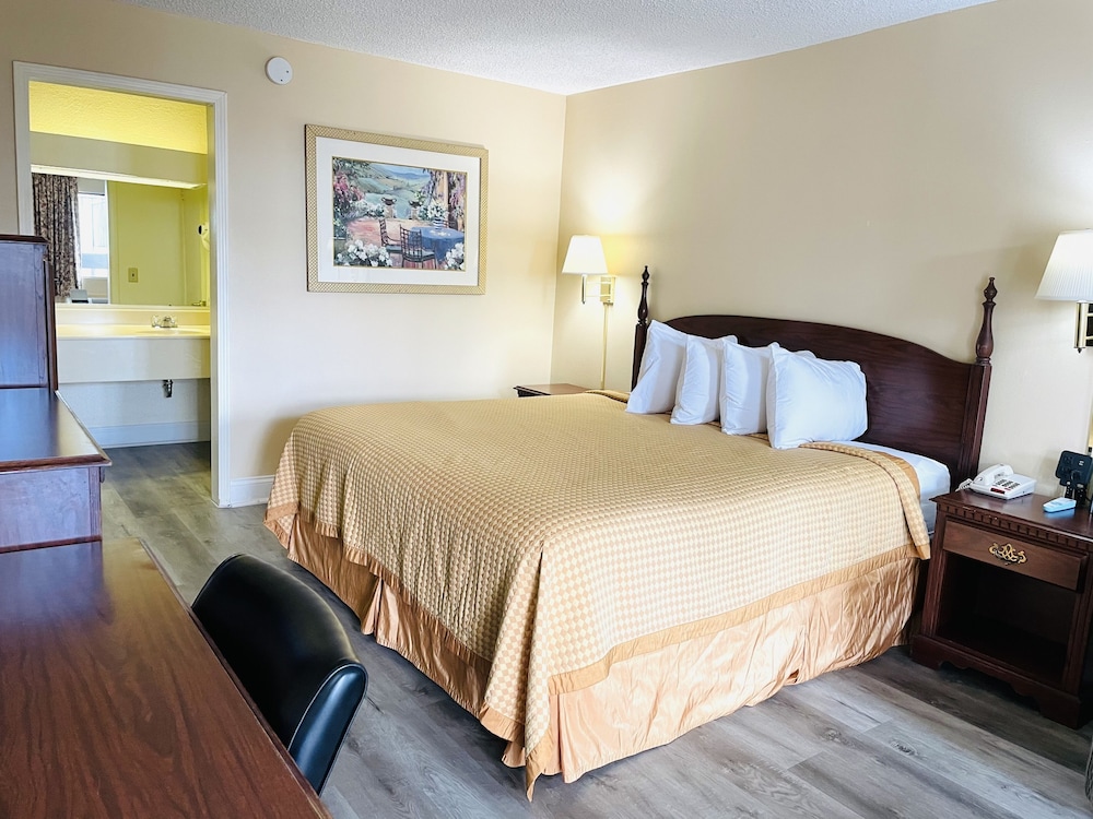 Standard Room, 1 King Bed, Non Smoking - Photo 1