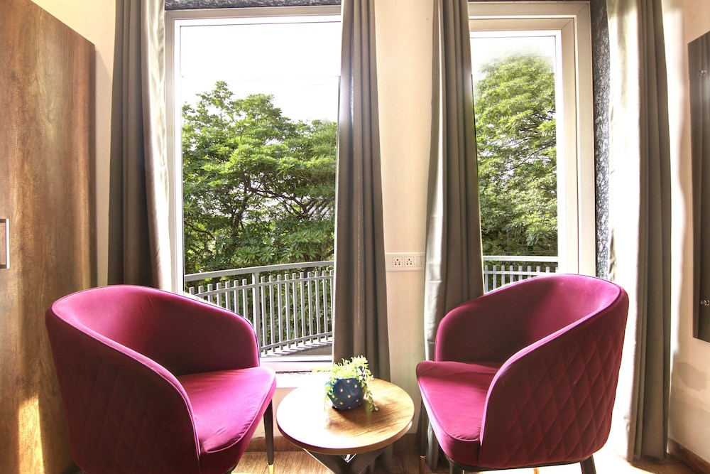 Superior Room with Balcony - Photo 8