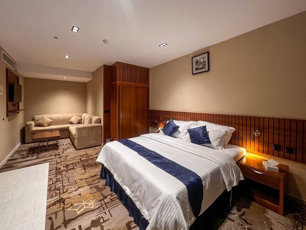 Deluxe Suite, City View