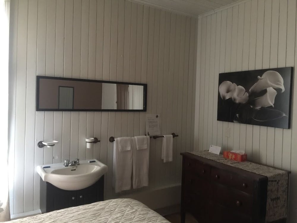 Room, 1 Queen Bed, River View (Émeraude) photo 2