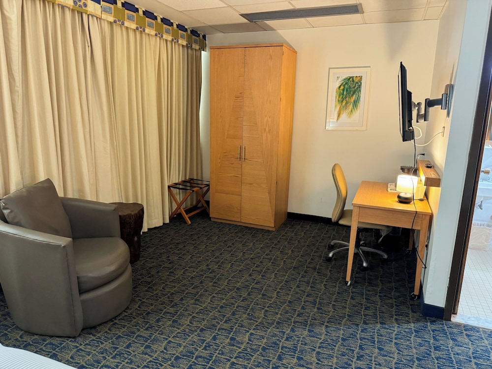 Standard Quadruple Room, 2 Queen Beds, Non Smoking, City View photo 2