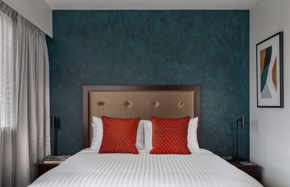 Premium Room, 1 King Bed - Photo 3