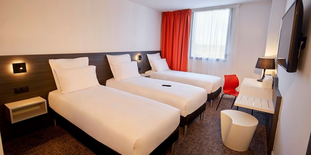 Standard Room, 3 Twin Beds photo 3