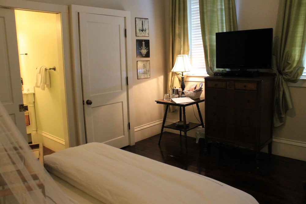 Suite, 1 Queen Bed, Private Bathroom (Charleston Square) photo 3