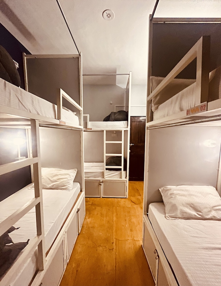 Bed in Deluxe 6-Bed Mixed Ensuite photo 1