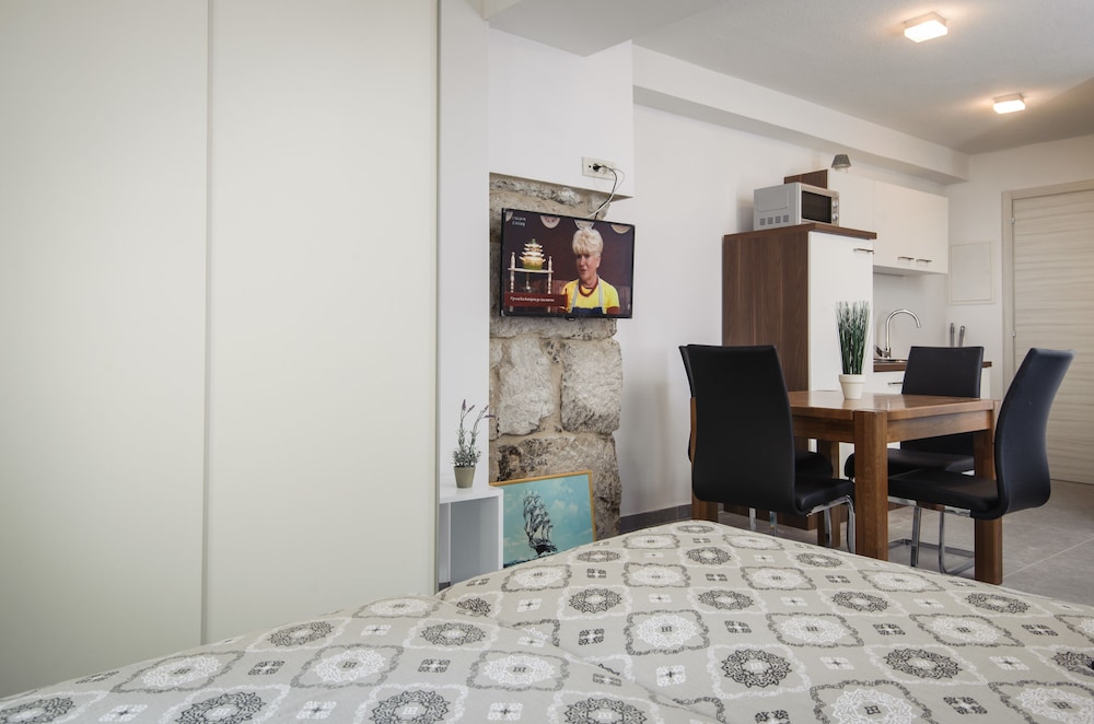 Apartment, Ground Floor - Photo 5