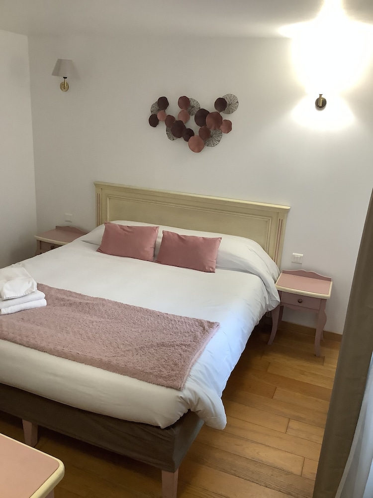 Double Room, Ensuite, Canal View (Chambre 4) photo 1