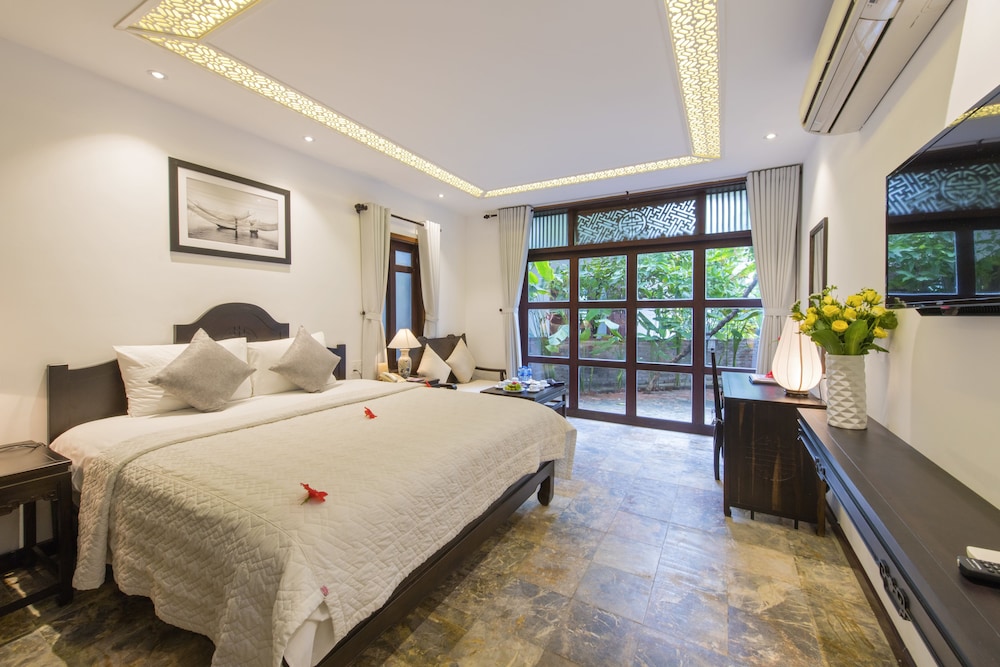 Family Room, Garden View - Photo 3