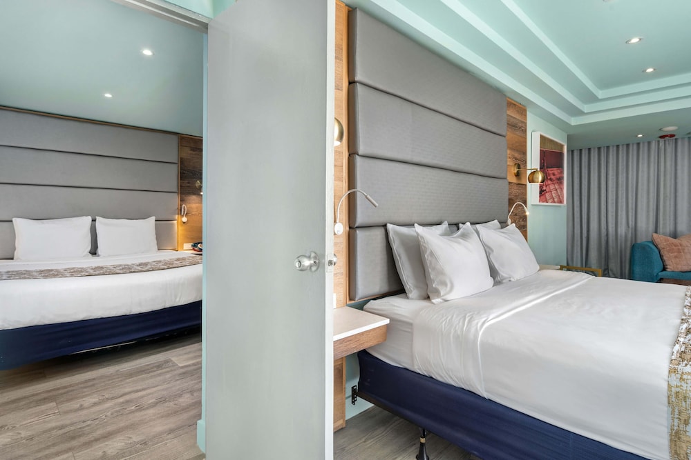 Panoramic Room, Multiple Beds, Balcony, Lagoon View photo 3