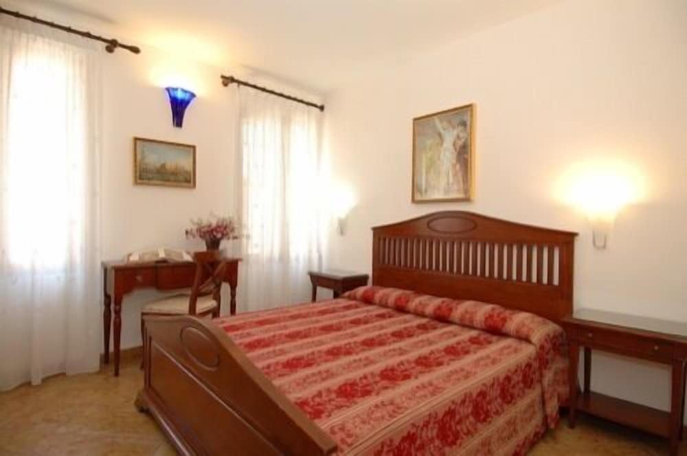 Double or Twin Room photo 3