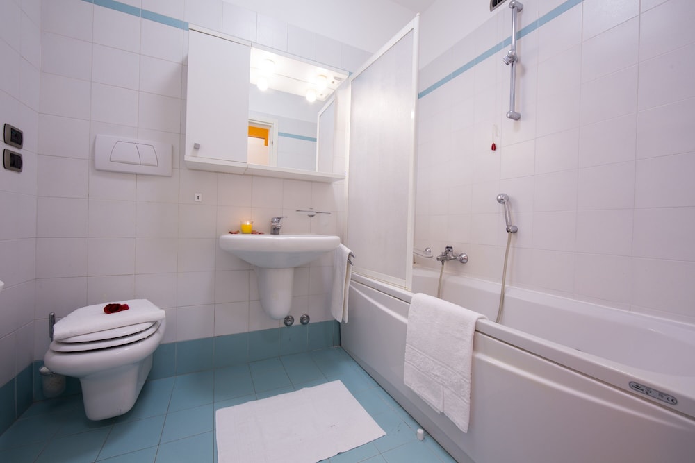 Family Apartment, 1 Bedroom, Lakeside (Porto Letizia Begonia 2)