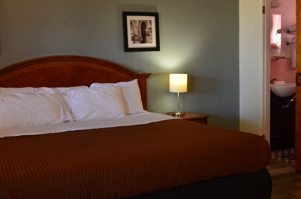 Deluxe Room, 1 King Bed, Refrigerator & Microwave photo 2