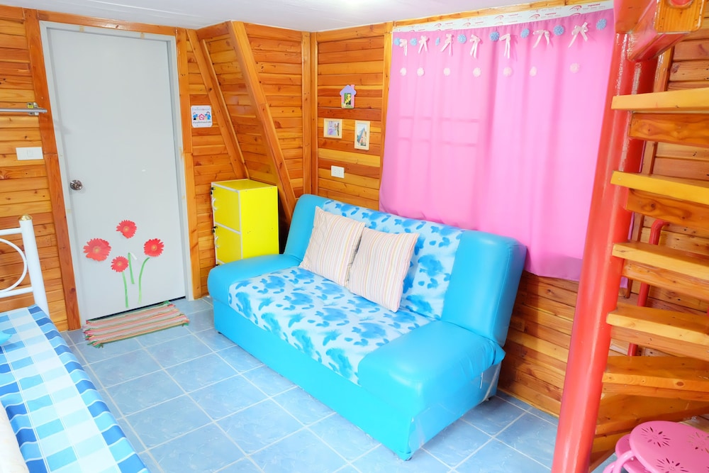 A Red Blue House photo 3